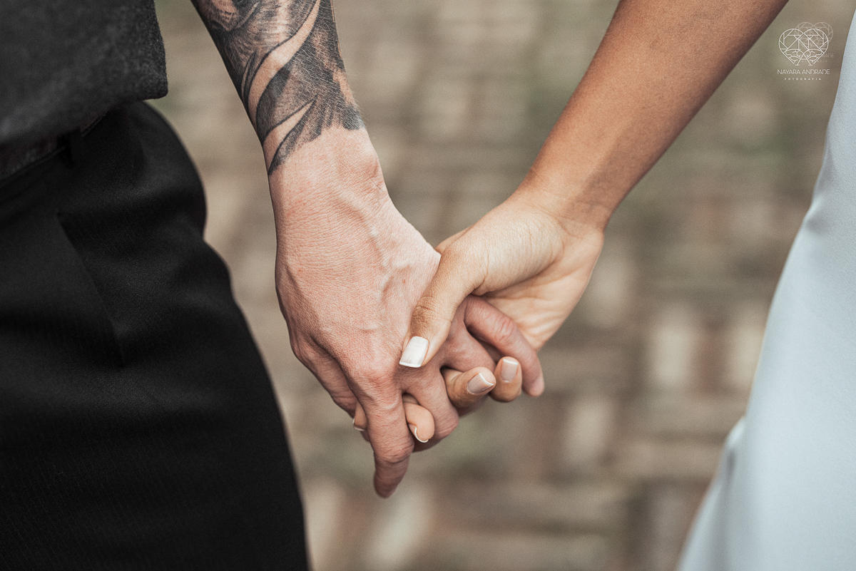 Casamento civil seguido de ensaio de casal com roupa de noivos no campo  elopment wedding nova estrutura de cerimonia no novo normal feitos pela fotografa premiada Nayara Andrade em Sao Paulo Santos noiva de vestido branco e veu fotos estilo rustico moda