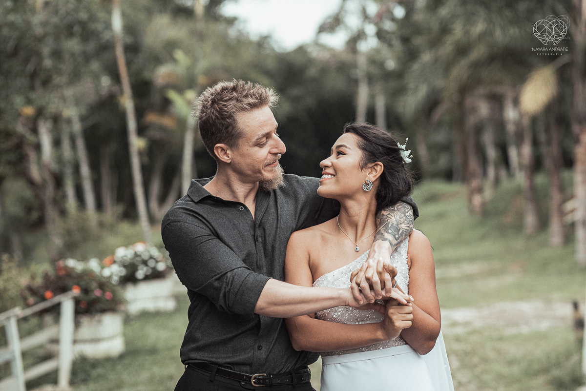 Casamento civil seguido de ensaio de casal com roupa de noivos no campo  elopment wedding nova estrutura de cerimonia no novo normal feitos pela fotografa premiada Nayara Andrade em Sao Paulo Santos noiva de vestido branco e veu fotos estilo rustico moda