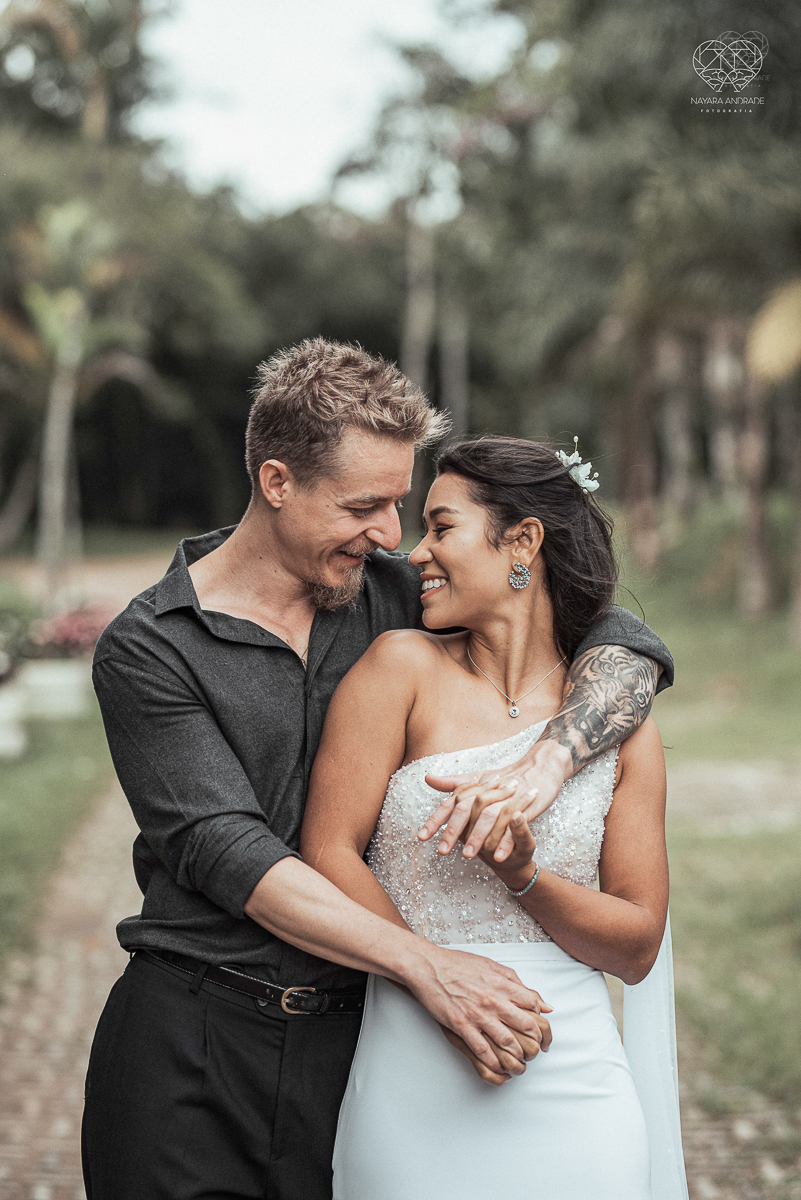 Casamento civil seguido de ensaio de casal com roupa de noivos no campo  elopment wedding nova estrutura de cerimonia no novo normal feitos pela fotografa premiada Nayara Andrade em Sao Paulo Santos noiva de vestido branco e veu fotos estilo rustico moda