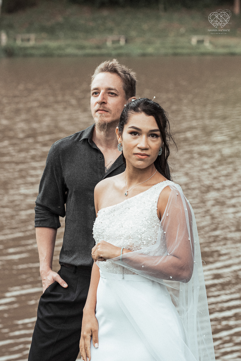 Casamento civil seguido de ensaio de casal com roupa de noivos no campo  elopment wedding nova estrutura de cerimonia no novo normal feitos pela fotografa premiada Nayara Andrade em Sao Paulo Santos noiva de vestido branco e veu fotos estilo rustico moda