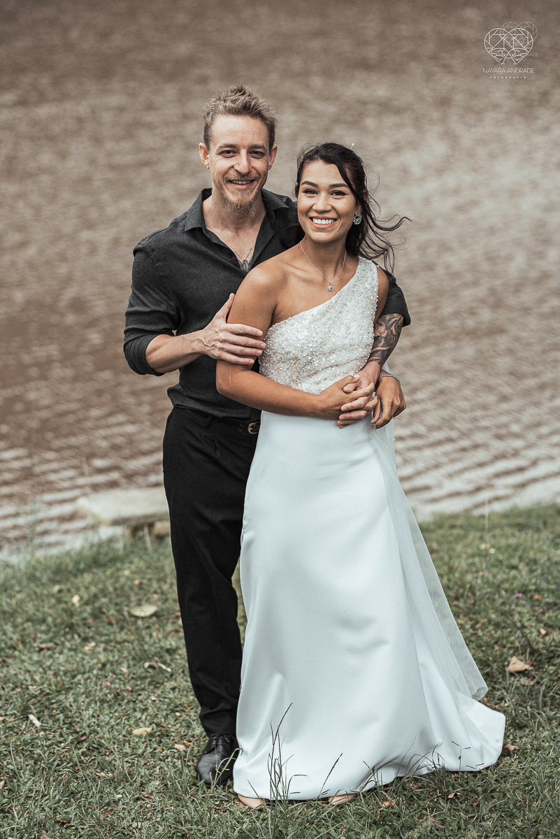 Casamento civil seguido de ensaio de casal com roupa de noivos no campo  elopment wedding nova estrutura de cerimonia no novo normal feitos pela fotografa premiada Nayara Andrade em Sao Paulo Santos noiva de vestido branco e veu fotos estilo rustico moda