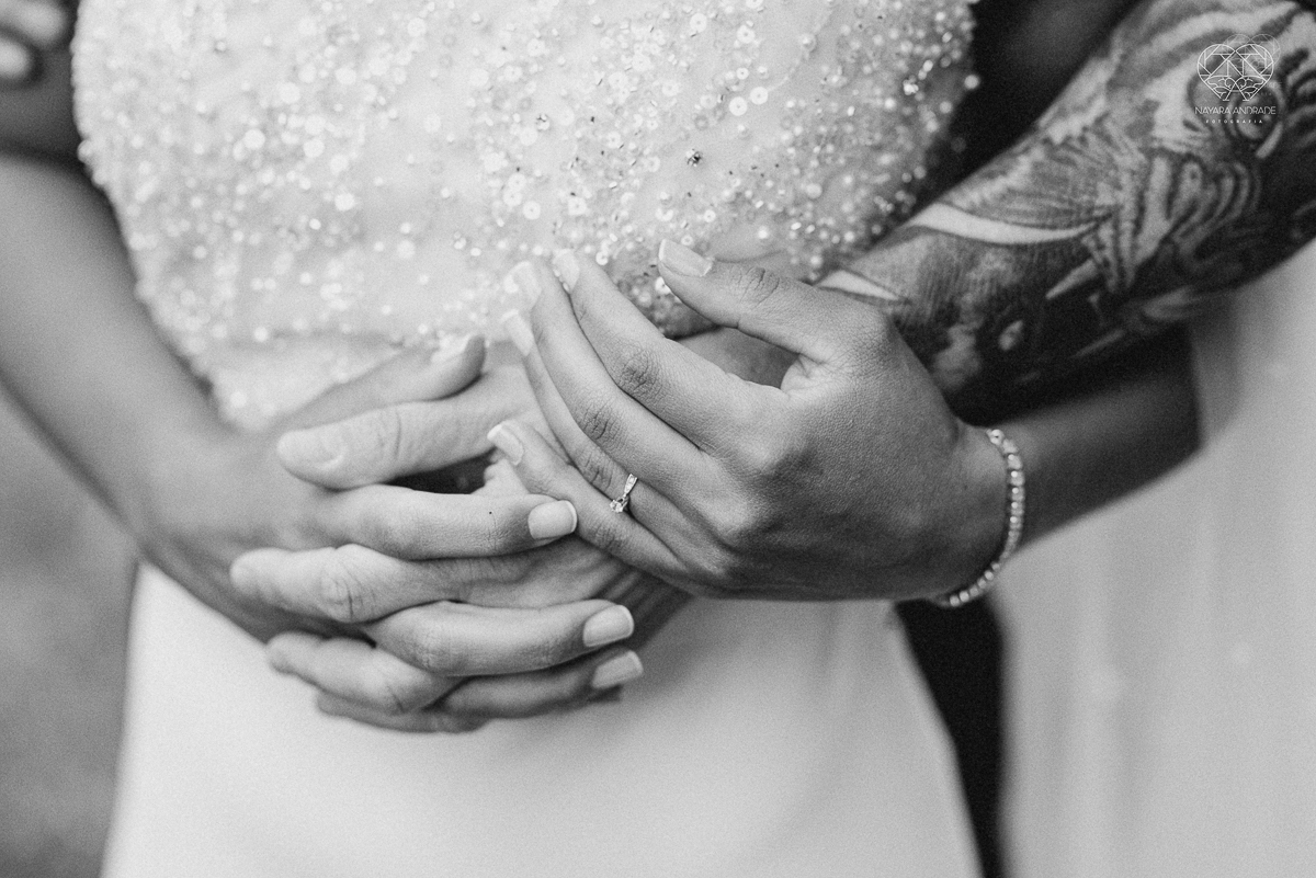 Casamento civil seguido de ensaio de casal com roupa de noivos no campo  elopment wedding nova estrutura de cerimonia no novo normal feitos pela fotografa premiada Nayara Andrade em Sao Paulo Santos noiva de vestido branco e veu fotos estilo rustico moda