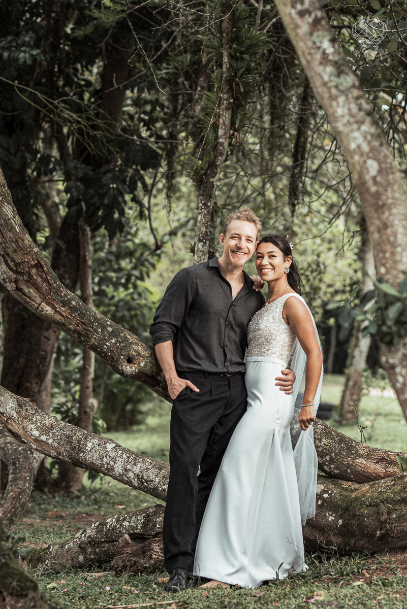 Casamento civil seguido de ensaio de casal com roupa de noivos no campo  elopment wedding nova estrutura de cerimonia no novo normal feitos pela fotografa premiada Nayara Andrade em Sao Paulo Santos noiva de vestido branco e veu fotos estilo rustico moda