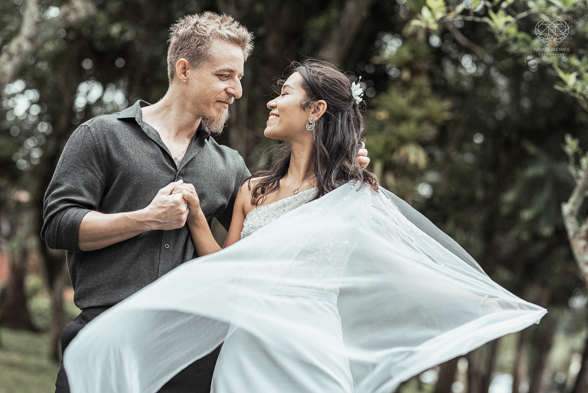Casamento civil seguido de ensaio de casal com roupa de noivos no campo  elopment wedding nova estrutura de cerimonia no novo normal feitos pela fotografa premiada Nayara Andrade em Sao Paulo Santos noiva de vestido branco e veu fotos estilo rustico moda