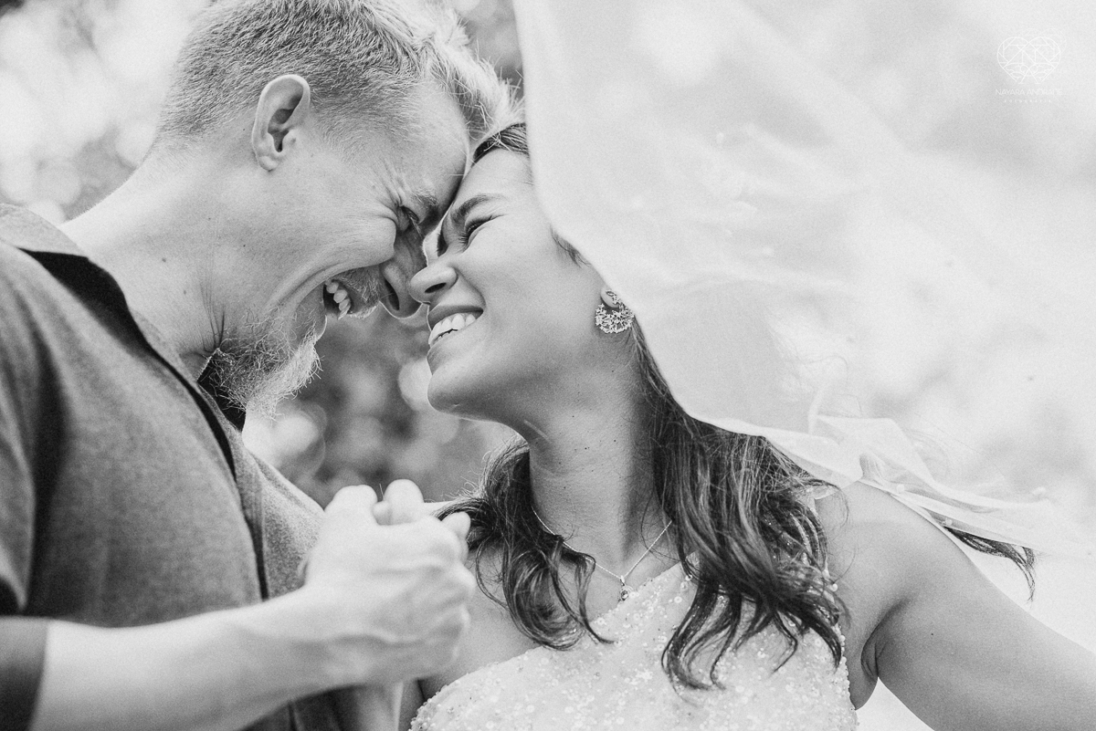 Casamento civil seguido de ensaio de casal com roupa de noivos no campo  elopment wedding nova estrutura de cerimonia no novo normal feitos pela fotografa premiada Nayara Andrade em Sao Paulo Santos noiva de vestido branco e veu fotos estilo rustico moda