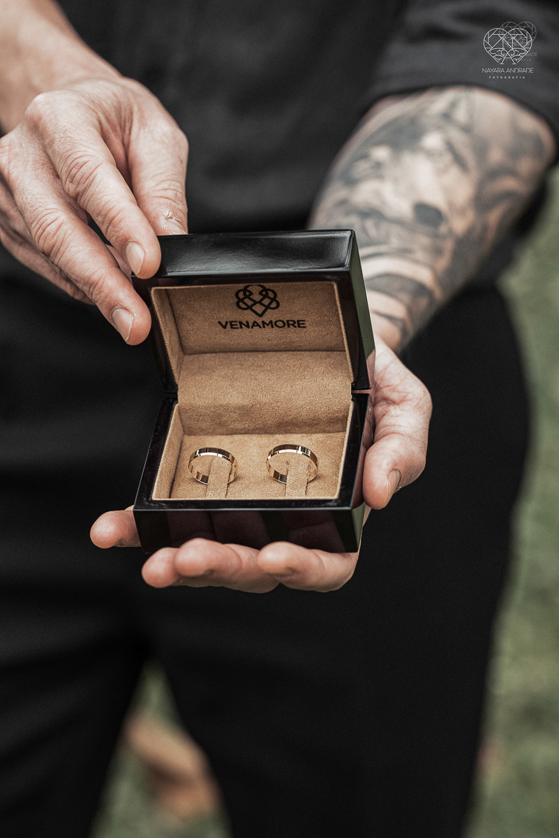 Casamento civil seguido de ensaio de casal com roupa de noivos no campo  elopment wedding nova estrutura de cerimonia no novo normal feitos pela fotografa premiada Nayara Andrade em Sao Paulo Santos noiva de vestido branco e veu fotos estilo rustico moda