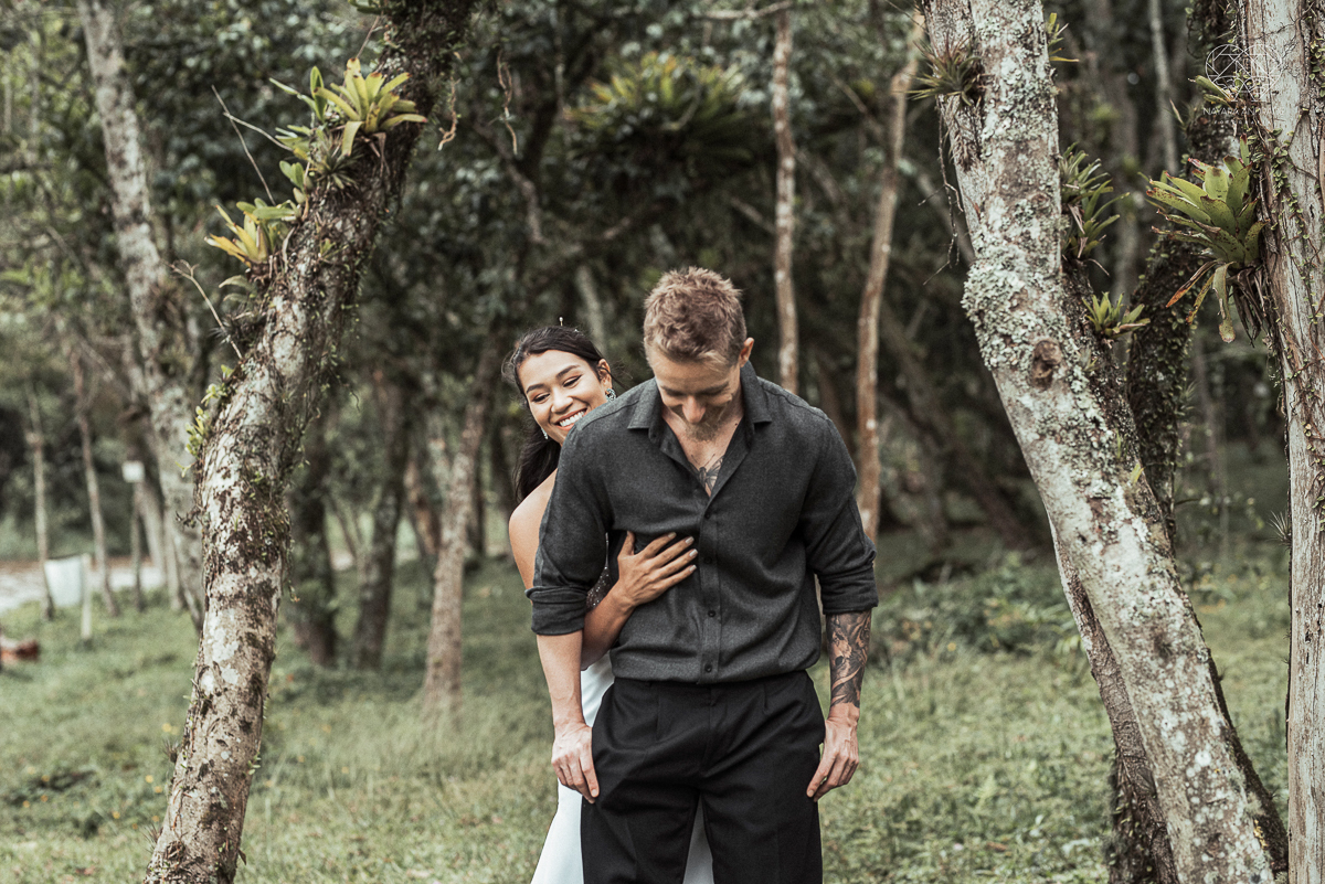 Casamento civil seguido de ensaio de casal com roupa de noivos no campo  elopment wedding nova estrutura de cerimonia no novo normal feitos pela fotografa premiada Nayara Andrade em Sao Paulo Santos noiva de vestido branco e veu fotos estilo rustico moda