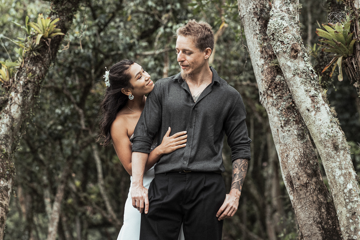 Casamento civil seguido de ensaio de casal com roupa de noivos no campo  elopment wedding nova estrutura de cerimonia no novo normal feitos pela fotografa premiada Nayara Andrade em Sao Paulo Santos noiva de vestido branco e veu fotos estilo rustico moda