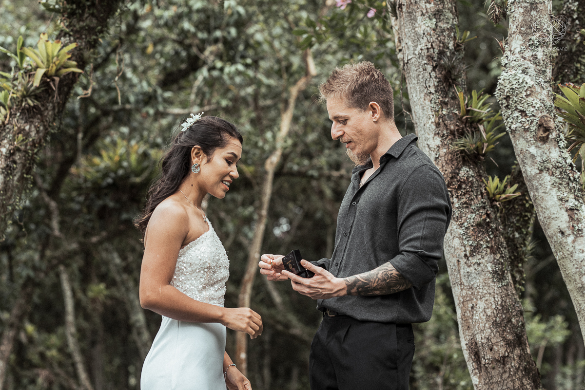 Casamento civil seguido de ensaio de casal com roupa de noivos no campo  elopment wedding nova estrutura de cerimonia no novo normal feitos pela fotografa premiada Nayara Andrade em Sao Paulo Santos noiva de vestido branco e veu fotos estilo rustico moda