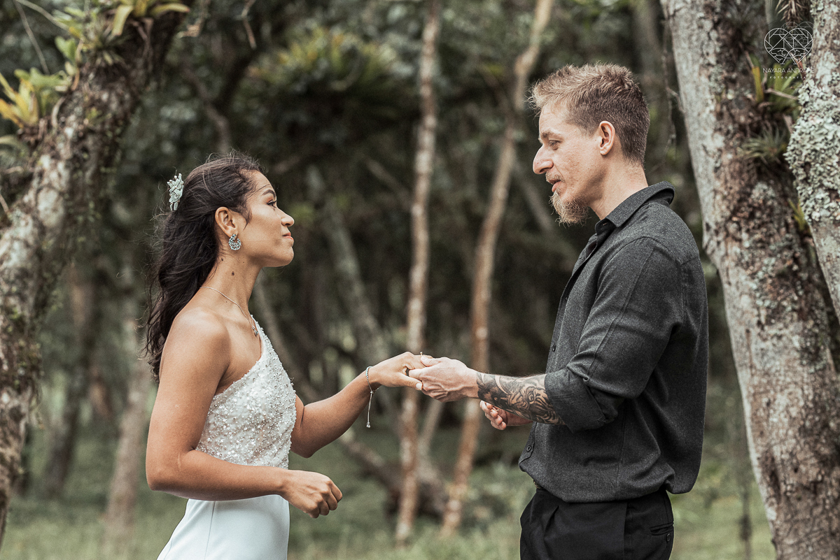 Casamento civil seguido de ensaio de casal com roupa de noivos no campo  elopment wedding nova estrutura de cerimonia no novo normal feitos pela fotografa premiada Nayara Andrade em Sao Paulo Santos noiva de vestido branco e veu fotos estilo rustico moda