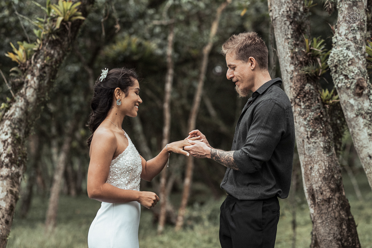 Casamento civil seguido de ensaio de casal com roupa de noivos no campo  elopment wedding nova estrutura de cerimonia no novo normal feitos pela fotografa premiada Nayara Andrade em Sao Paulo Santos noiva de vestido branco e veu fotos estilo rustico moda