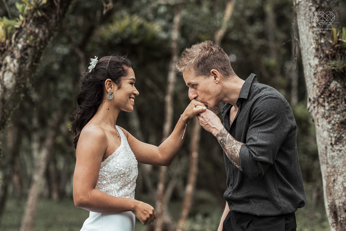 Casamento civil seguido de ensaio de casal com roupa de noivos no campo  elopment wedding nova estrutura de cerimonia no novo normal feitos pela fotografa premiada Nayara Andrade em Sao Paulo Santos noiva de vestido branco e veu fotos estilo rustico moda