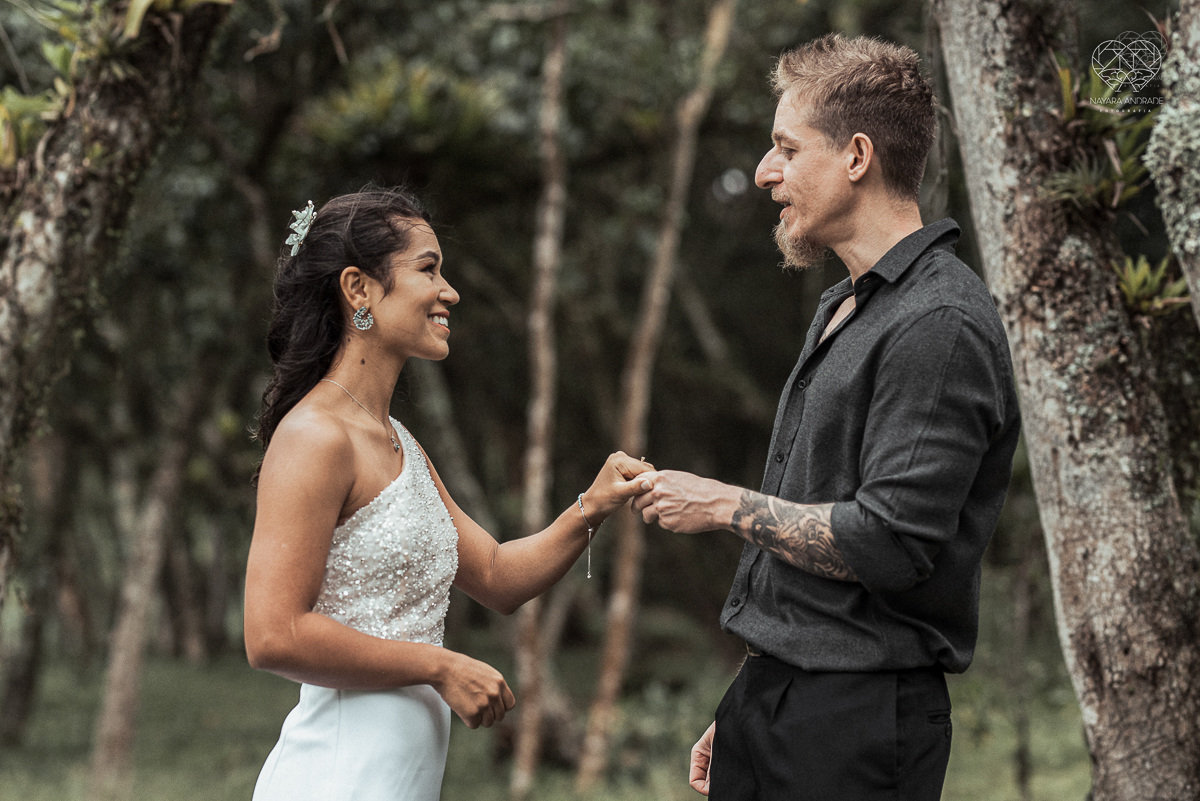 Casamento civil seguido de ensaio de casal com roupa de noivos no campo  elopment wedding nova estrutura de cerimonia no novo normal feitos pela fotografa premiada Nayara Andrade em Sao Paulo Santos noiva de vestido branco e veu fotos estilo rustico moda