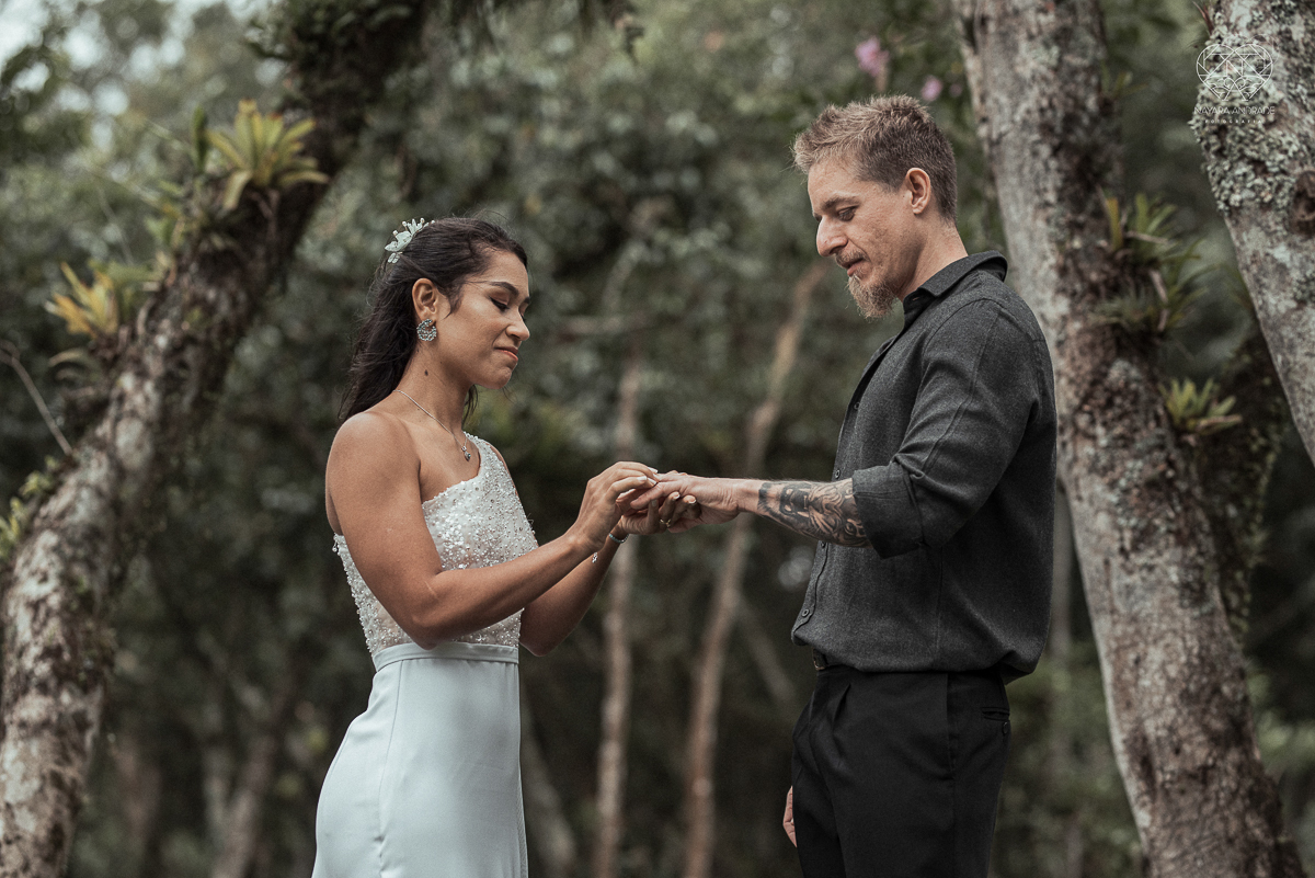 Casamento civil seguido de ensaio de casal com roupa de noivos no campo  elopment wedding nova estrutura de cerimonia no novo normal feitos pela fotografa premiada Nayara Andrade em Sao Paulo Santos noiva de vestido branco e veu fotos estilo rustico moda