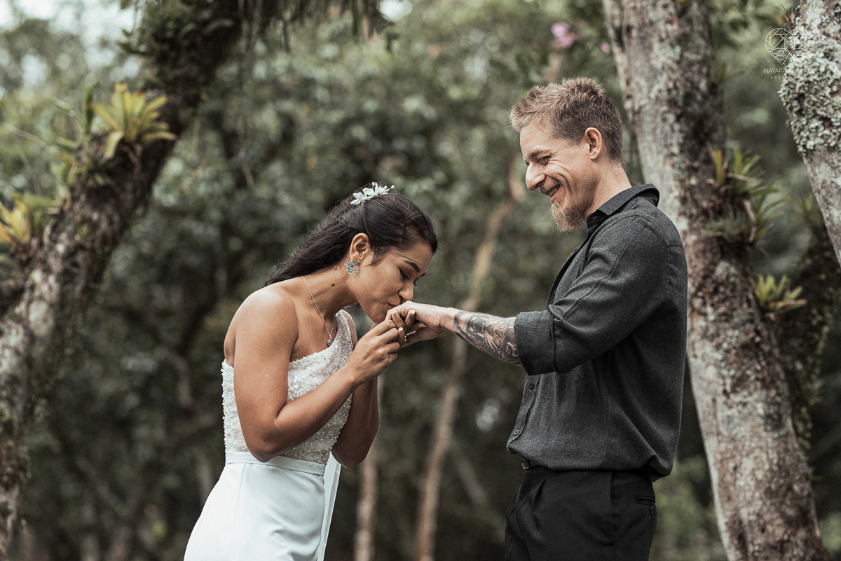 Casamento civil seguido de ensaio de casal com roupa de noivos no campo  elopment wedding nova estrutura de cerimonia no novo normal feitos pela fotografa premiada Nayara Andrade em Sao Paulo Santos noiva de vestido branco e veu fotos estilo rustico moda