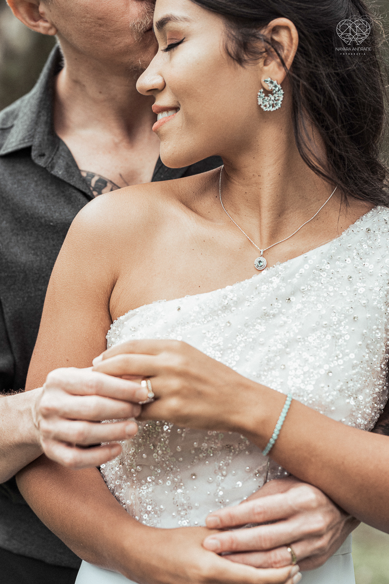 Casamento civil seguido de ensaio de casal com roupa de noivos no campo  elopment wedding nova estrutura de cerimonia no novo normal feitos pela fotografa premiada Nayara Andrade em Sao Paulo Santos noiva de vestido branco e veu fotos estilo rustico moda