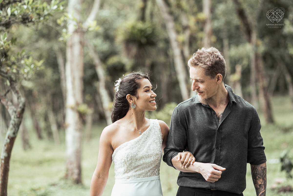Casamento civil seguido de ensaio de casal com roupa de noivos no campo  elopment wedding nova estrutura de cerimonia no novo normal feitos pela fotografa premiada Nayara Andrade em Sao Paulo Santos noiva de vestido branco e veu fotos estilo rustico moda