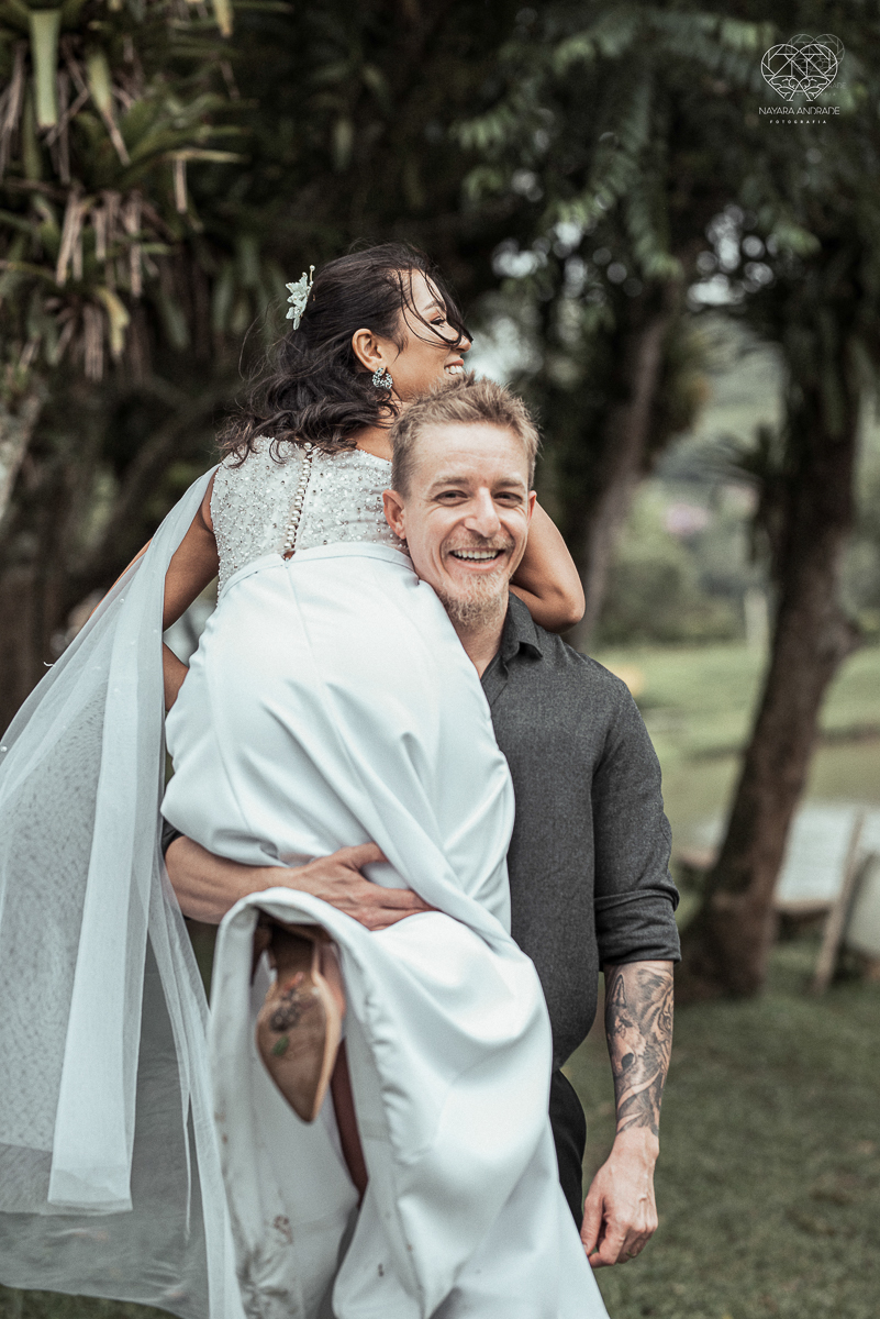 Casamento civil seguido de ensaio de casal com roupa de noivos no campo  elopment wedding nova estrutura de cerimonia no novo normal feitos pela fotografa premiada Nayara Andrade em Sao Paulo Santos noiva de vestido branco e veu fotos estilo rustico moda