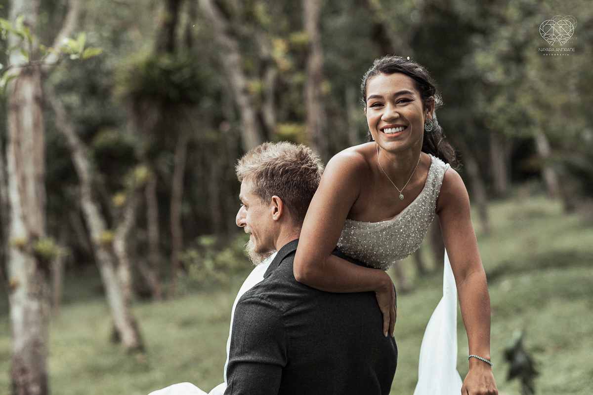 Casamento civil seguido de ensaio de casal com roupa de noivos no campo  elopment wedding nova estrutura de cerimonia no novo normal feitos pela fotografa premiada Nayara Andrade em Sao Paulo Santos noiva de vestido branco e veu fotos estilo rustico moda