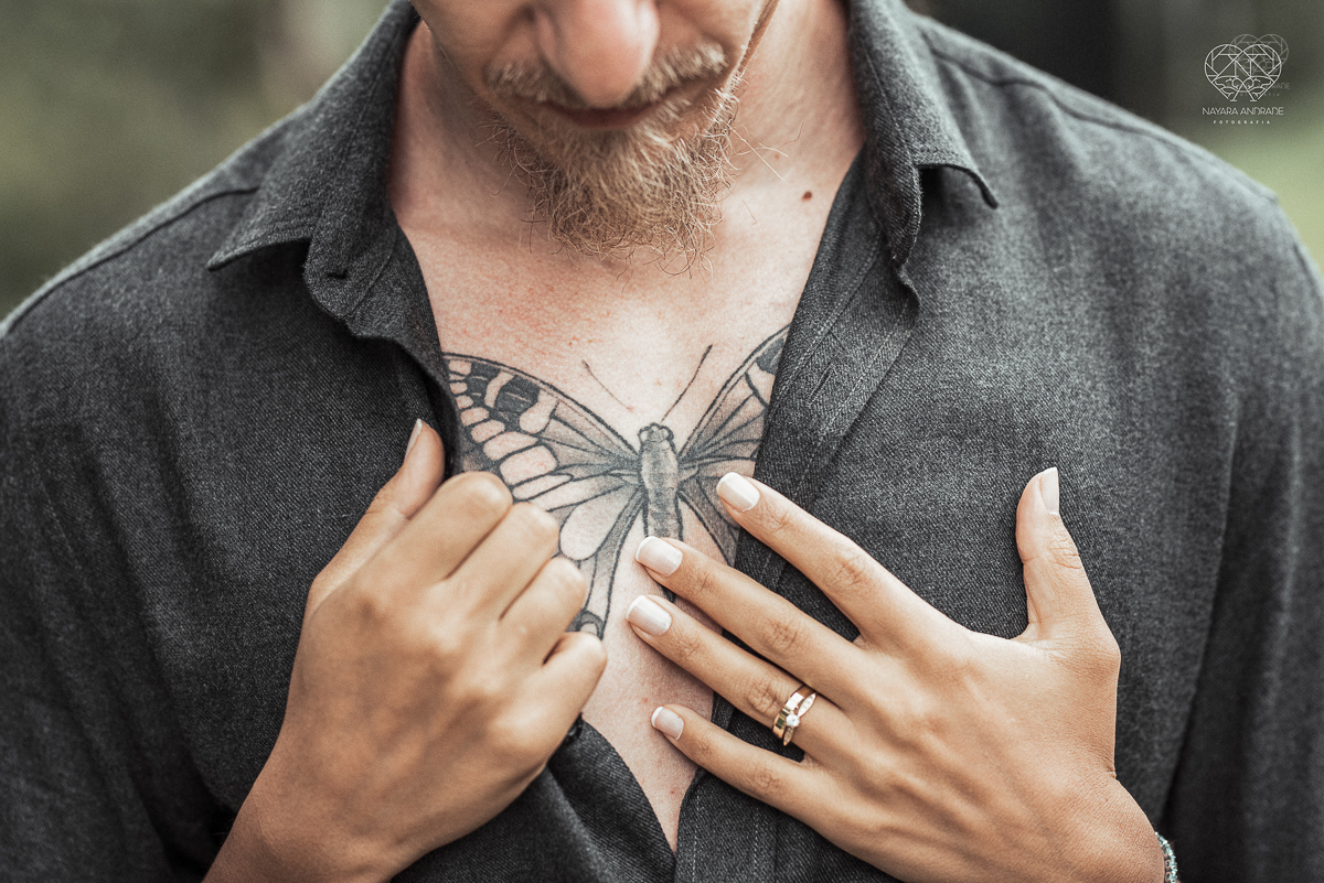 Casamento civil seguido de ensaio de casal com roupa de noivos no campo  elopment wedding nova retratos artisticos feitos pela fotografa premiada Nayara Andrade em Sao Paulo Santos noiva de vestido branco e veu fotos estilo rustico moda