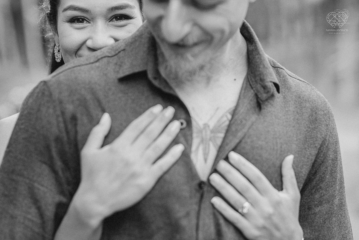 Casamento civil seguido de ensaio de casal com roupa de noivos no campo  elopment wedding nova retratos artisticos feitos pela fotografa premiada Nayara Andrade em Sao Paulo Santos noiva de vestido branco e veu fotos estilo rustico moda