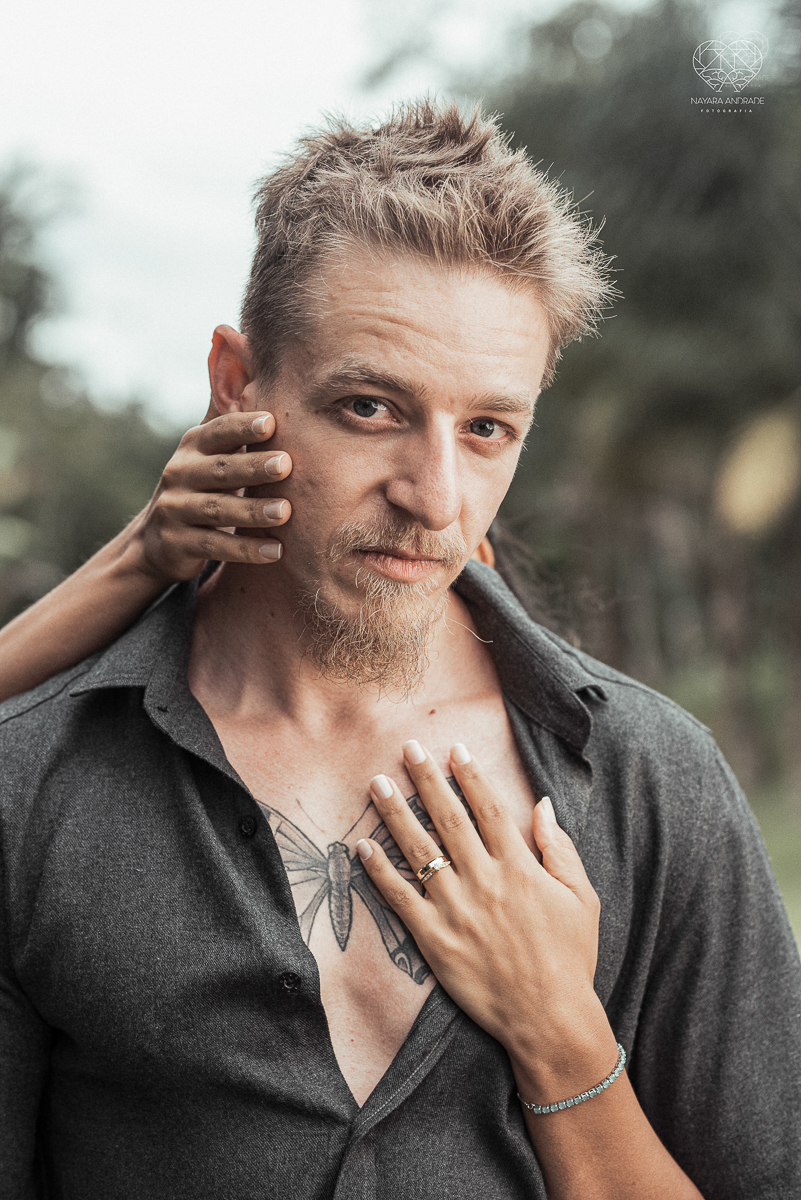 Casamento civil seguido de ensaio de casal com roupa de noivos no campo  elopment wedding nova estrutura de cerimonia no novo normal feitos pela fotografa premiada Nayara Andrade em Sao Paulo Santos noiva de vestido branco e veu fotos estilo rustico moda