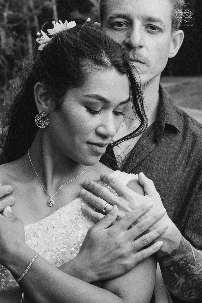 Casamento civil seguido de ensaio de casal com roupa de noivos no campo  elopment wedding nova retratos artisticos feitos pela fotografa premiada Nayara Andrade em Sao Paulo Santos noiva de vestido branco e veu fotos estilo rustico moda