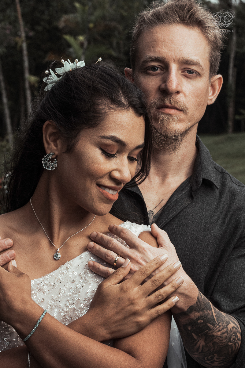 Casamento civil seguido de ensaio de casal com roupa de noivos no campo  elopment wedding nova retratos artisticos feitos pela fotografa premiada Nayara Andrade em Sao Paulo Santos noiva de vestido branco e veu fotos estilo rustico moda