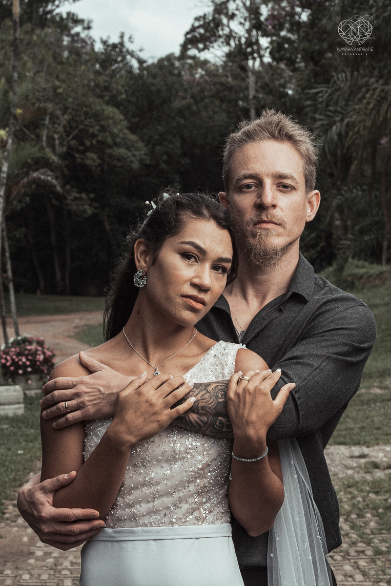Casamento civil seguido de ensaio de casal com roupa de noivos no campo  elopment wedding nova retratos artisticos feitos pela fotografa premiada Nayara Andrade em Sao Paulo Santos noiva de vestido branco e veu fotos estilo rustico moda