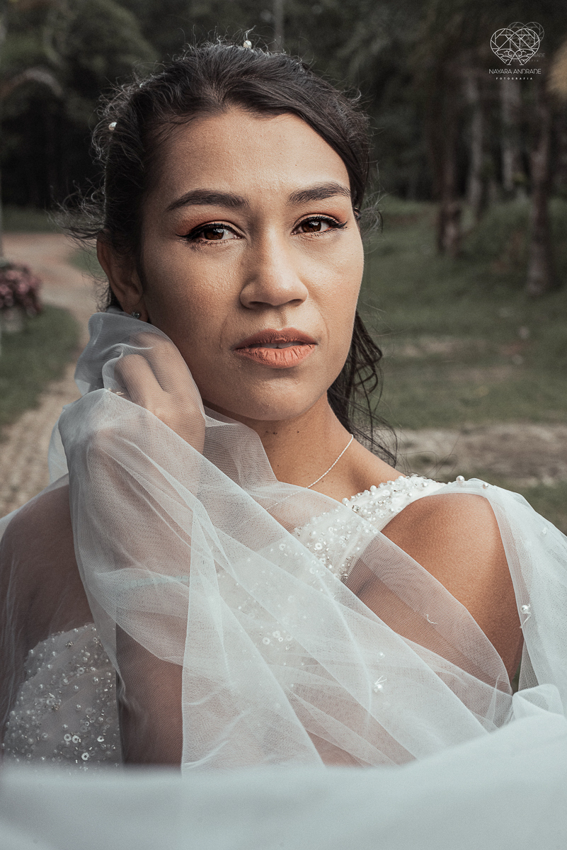 Casamento civil seguido de ensaio de casal com roupa de noivos no campo  elopment wedding nova retratos artisticos feitos pela fotografa premiada Nayara Andrade em Sao Paulo Santos noiva de vestido branco e veu fotos estilo rustico moda