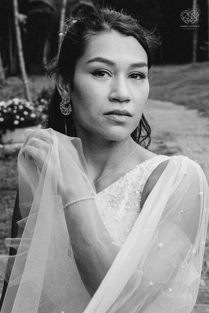 Casamento civil seguido de ensaio de casal com roupa de noivos no campo  elopment wedding nova retratos artisticos feitos pela fotografa premiada Nayara Andrade em Sao Paulo Santos noiva de vestido branco e veu fotos estilo rustico moda