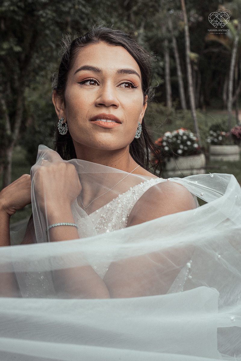 Casamento civil seguido de ensaio de casal com roupa de noivos no campo  elopment wedding nova retratos artisticos feitos pela fotografa premiada Nayara Andrade em Sao Paulo Santos noiva de vestido branco e veu fotos estilo rustico moda