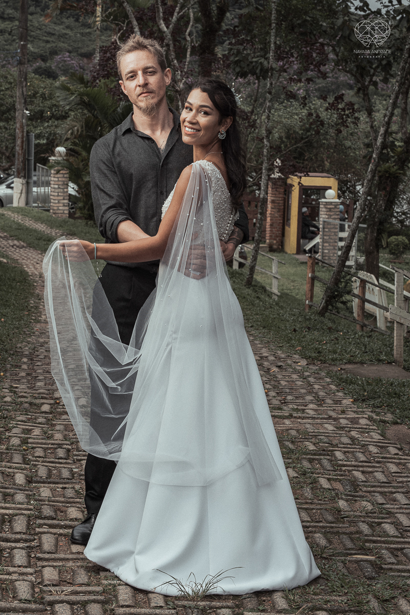 Casamento civil seguido de ensaio de casal com roupa de noivos no campo  elopment wedding nova retratos artisticos feitos pela fotografa premiada Nayara Andrade em Sao Paulo Santos noiva de vestido branco e veu fotos estilo rustico moda