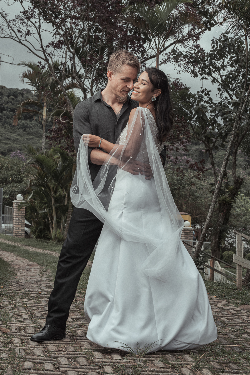 Casamento civil seguido de ensaio de casal com roupa de noivos no campo  elopment wedding nova retratos artisticos feitos pela fotografa premiada Nayara Andrade em Sao Paulo Santos noiva de vestido branco e veu fotos estilo rustico moda