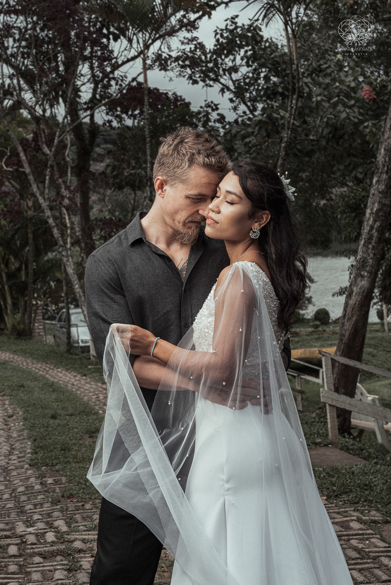 Casamento civil seguido de ensaio de casal com roupa de noivos no campo  elopment wedding nova retratos artisticos feitos pela fotografa premiada Nayara Andrade em Sao Paulo Santos noiva de vestido branco e veu fotos estilo rustico moda