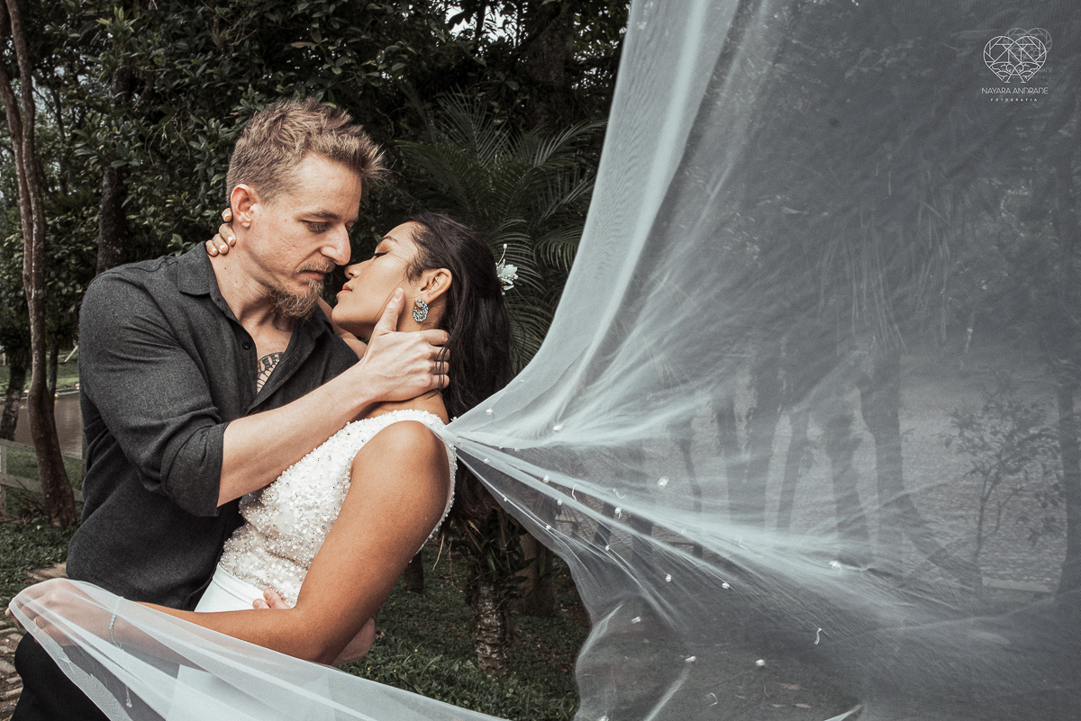 Casamento civil seguido de ensaio de casal com roupa de noivos no campo  elopment wedding nova estrutura de cerimonia no novo normal feitos pela fotografa premiada Nayara Andrade em Sao Paulo Santos noiva de vestido branco e veu fotos estilo rustico moda