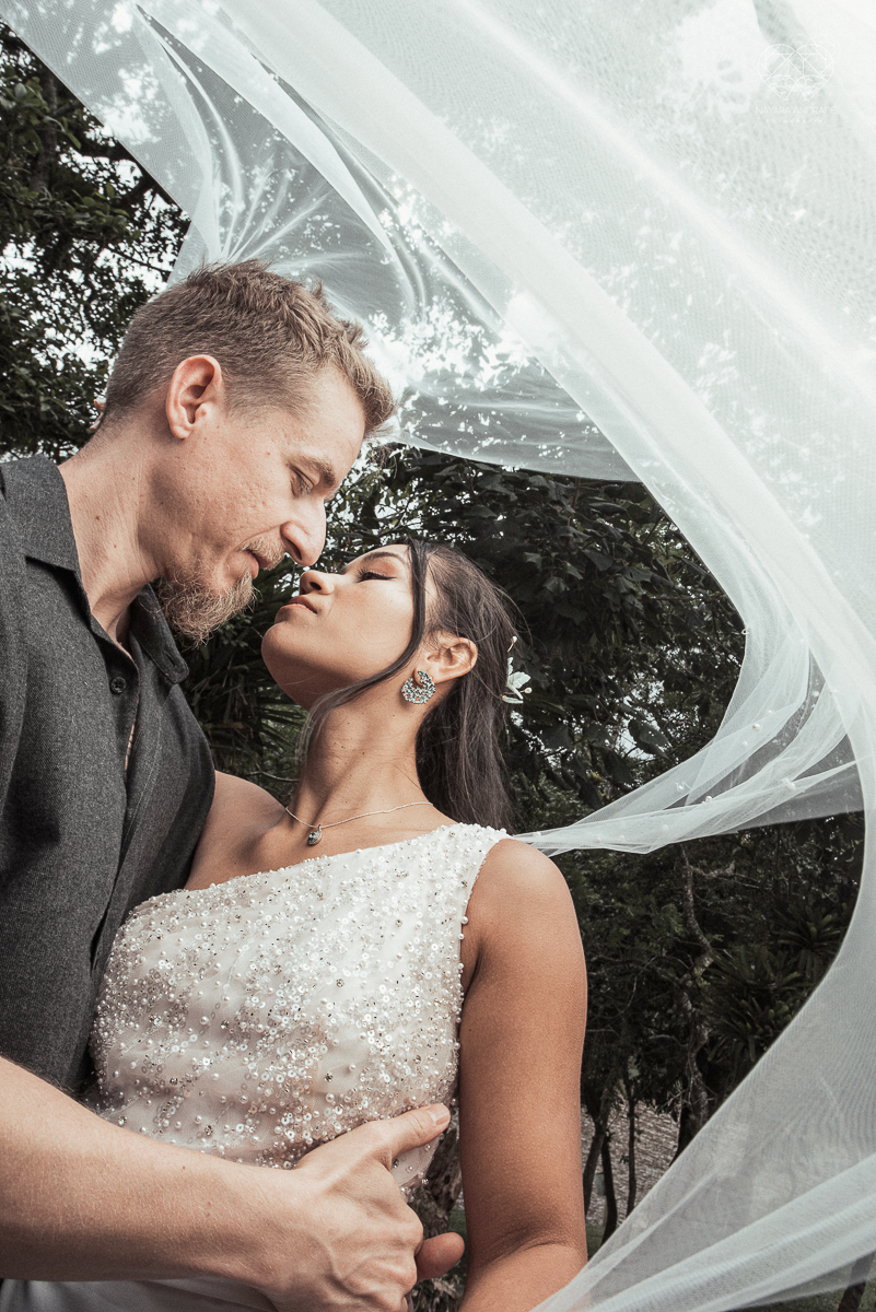 Casamento civil seguido de ensaio de casal com roupa de noivos no campo  elopment wedding nova retratos artisticos feitos pela fotografa premiada Nayara Andrade em Sao Paulo Santos noiva de vestido branco e veu fotos estilo rustico moda
