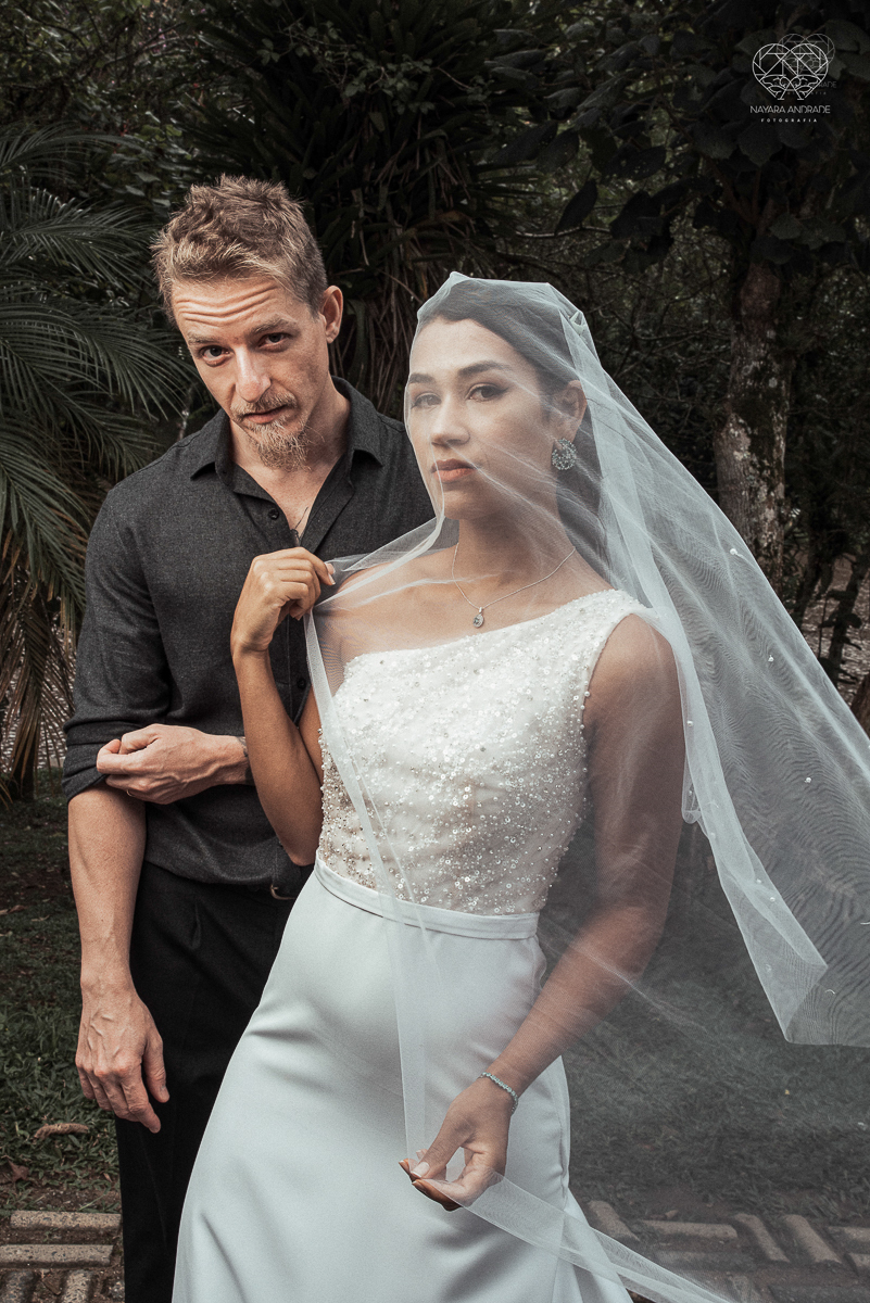 Casamento civil seguido de ensaio de casal com roupa de noivos no campo  elopment wedding nova retratos artisticos feitos pela fotografa premiada Nayara Andrade em Sao Paulo Santos noiva de vestido branco e veu fotos estilo rustico moda