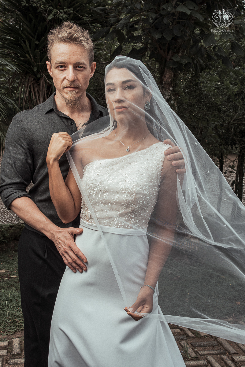 Casamento civil seguido de ensaio de casal com roupa de noivos no campo  elopment wedding nova retratos artisticos feitos pela fotografa premiada Nayara Andrade em Sao Paulo Santos noiva de vestido branco e veu fotos estilo rustico moda