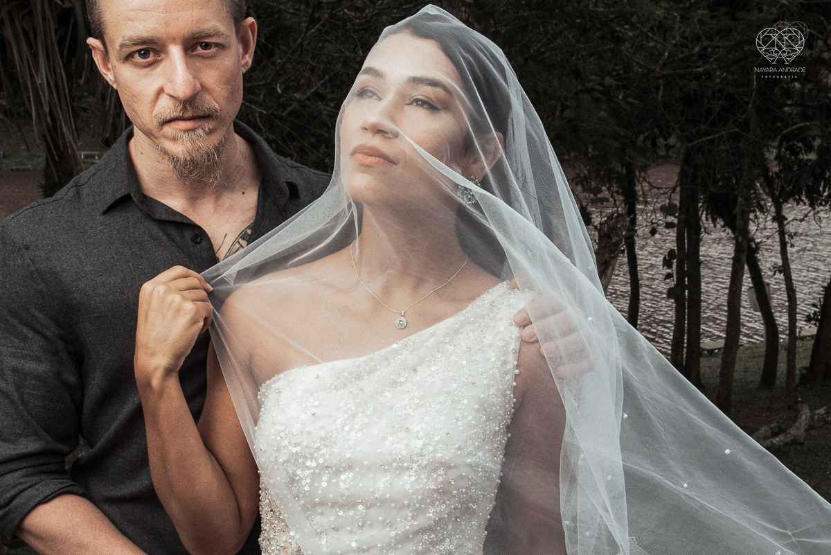 Casamento civil seguido de ensaio de casal com roupa de noivos no campo  elopment wedding nova estrutura de cerimonia no novo normal feitos pela fotografa premiada Nayara Andrade em Sao Paulo Santos noiva de vestido branco e veu fotos estilo rustico moda