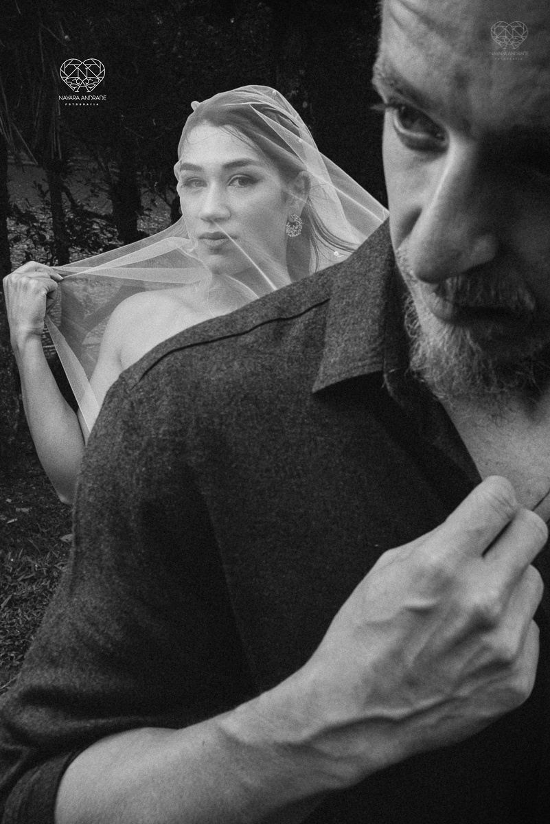 Casamento civil seguido de ensaio de casal com roupa de noivos no campo  elopment wedding nova estrutura de cerimonia no novo normal feitos pela fotografa premiada Nayara Andrade em Sao Paulo Santos noiva de vestido branco e veu fotos estilo rustico moda