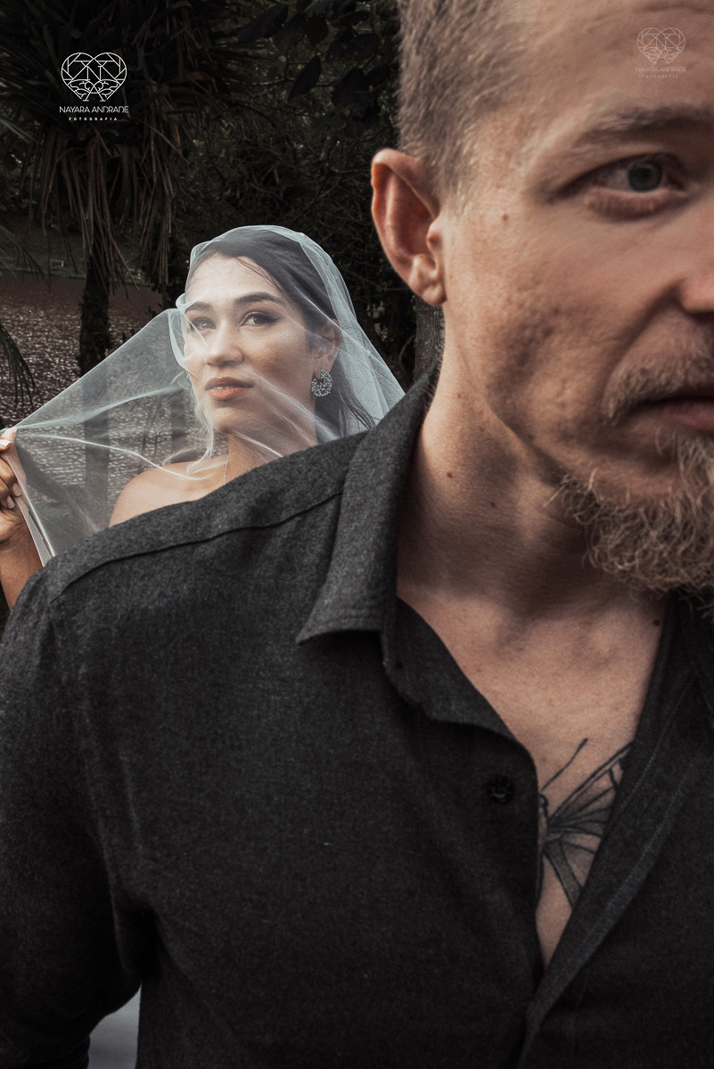 Casamento civil seguido de ensaio de casal com roupa de noivos no campo  elopment wedding nova retratos artisticos feitos pela fotografa premiada Nayara Andrade em Sao Paulo Santos noiva de vestido branco e veu fotos estilo rustico moda