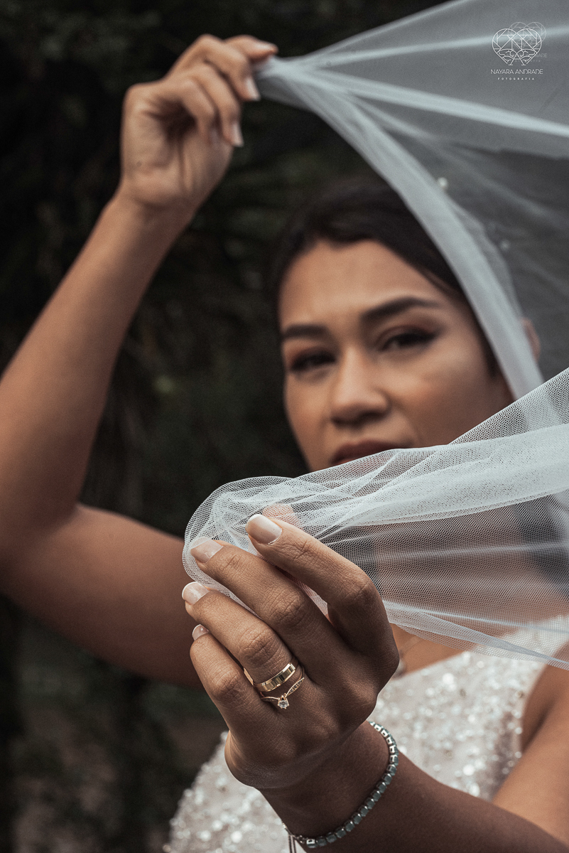 Casamento civil seguido de ensaio de casal com roupa de noivos no campo  elopment wedding nova retratos artisticos feitos pela fotografa premiada Nayara Andrade em Sao Paulo Santos noiva de vestido branco e veu fotos estilo rustico moda
