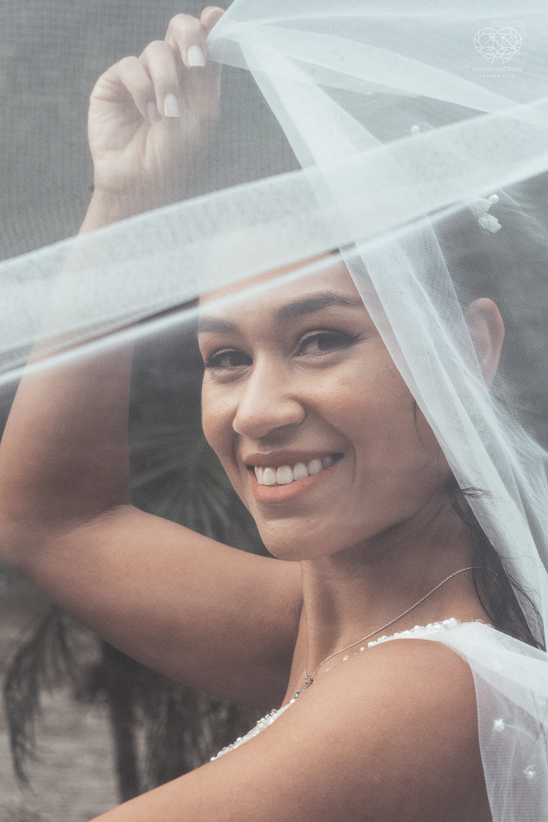 Casamento civil seguido de ensaio de casal com roupa de noivos no campo  elopment wedding nova retratos artisticos feitos pela fotografa premiada Nayara Andrade em Sao Paulo Santos noiva de vestido branco e veu fotos estilo rustico moda