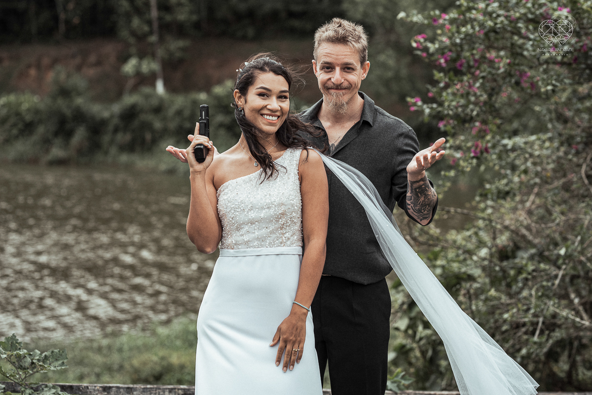 Casamento civil seguido de ensaio de casal com roupa de noivos no campo  elopment wedding nova retratos artisticos feitos pela fotografa premiada Nayara Andrade em Sao Paulo Santos noiva de vestido branco e veu fotos estilo rustico moda