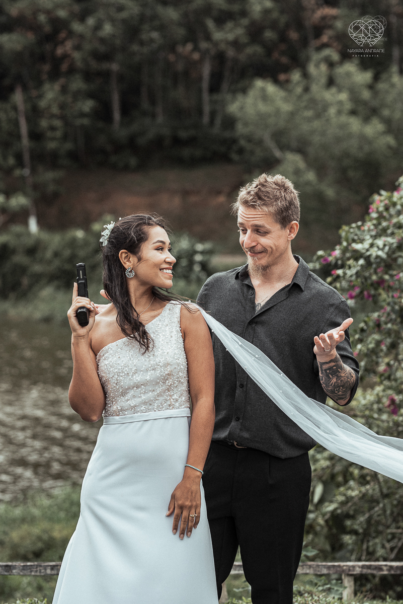 Casamento civil seguido de ensaio de casal com roupa de noivos no campo  elopment wedding nova retratos artisticos feitos pela fotografa premiada Nayara Andrade em Sao Paulo Santos noiva de vestido branco e veu fotos estilo rustico moda