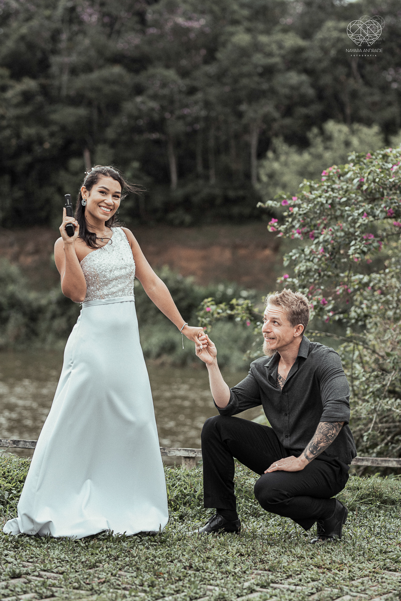 Casamento civil seguido de ensaio de casal com roupa de noivos no campo  elopment wedding nova retratos artisticos feitos pela fotografa premiada Nayara Andrade em Sao Paulo Santos noiva de vestido branco e veu fotos estilo rustico moda