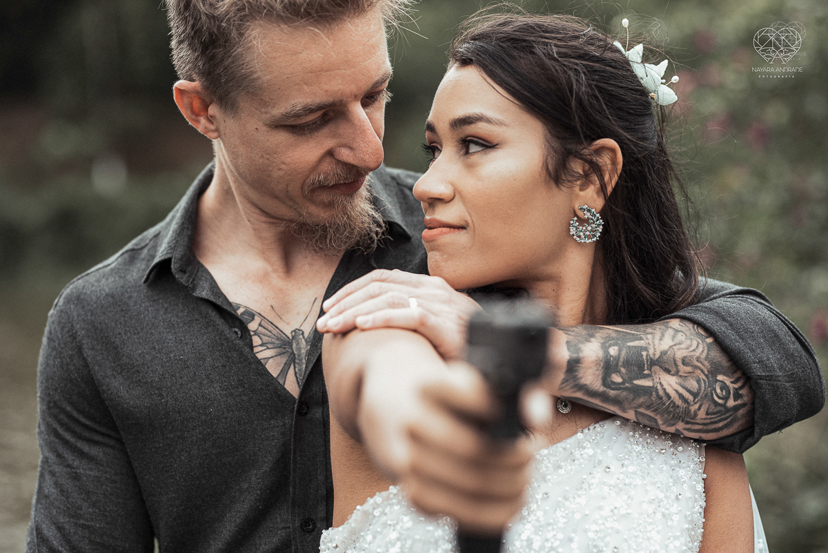 Casamento civil seguido de ensaio de casal com roupa de noivos no campo  elopment wedding nova retratos artisticos feitos pela fotografa premiada Nayara Andrade em Sao Paulo Santos noiva de vestido branco e veu fotos estilo rustico moda