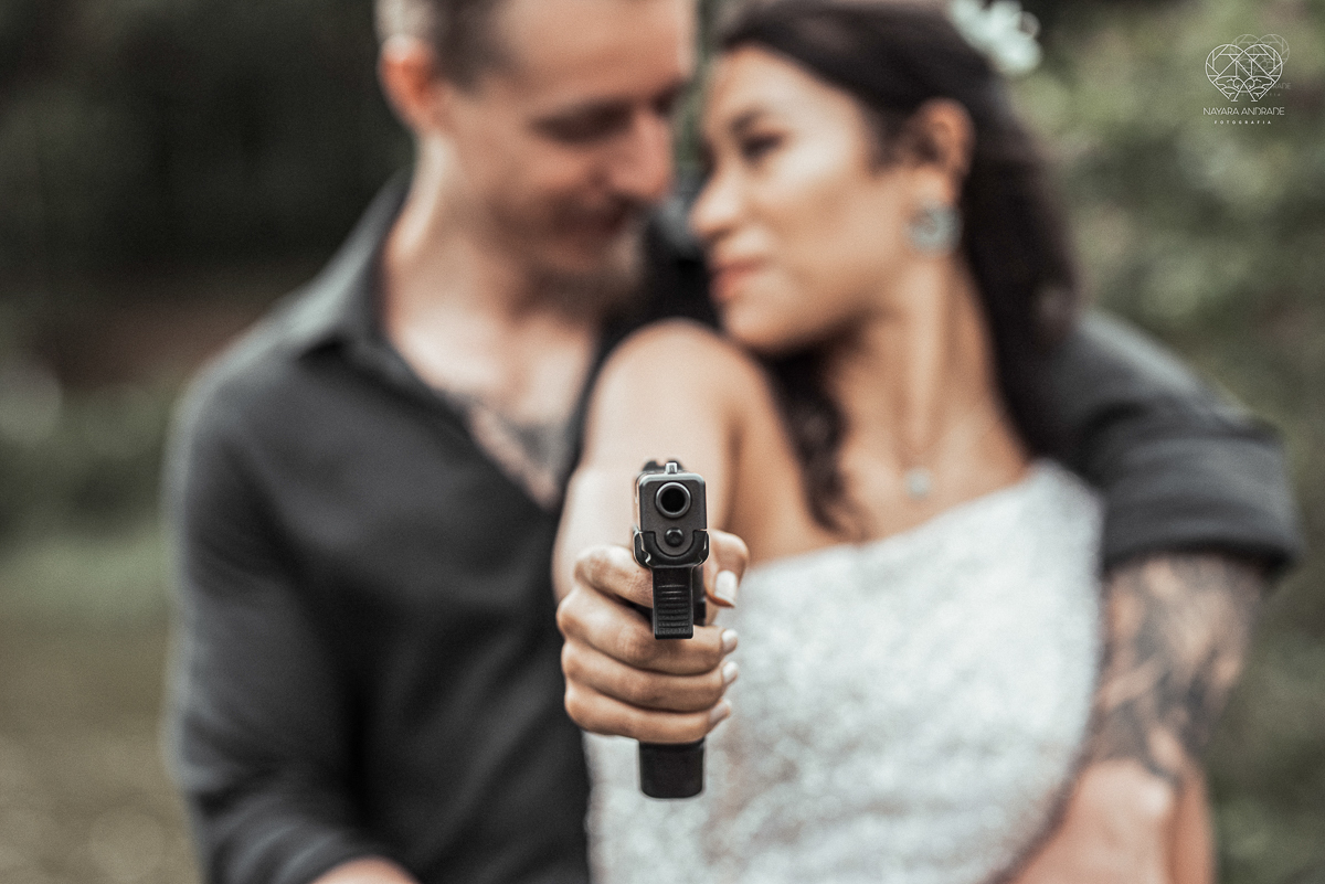 Casamento civil seguido de ensaio de casal com roupa de noivos no campo  elopment wedding nova retratos artisticos feitos pela fotografa premiada Nayara Andrade em Sao Paulo Santos noiva de vestido branco e veu fotos estilo rustico moda