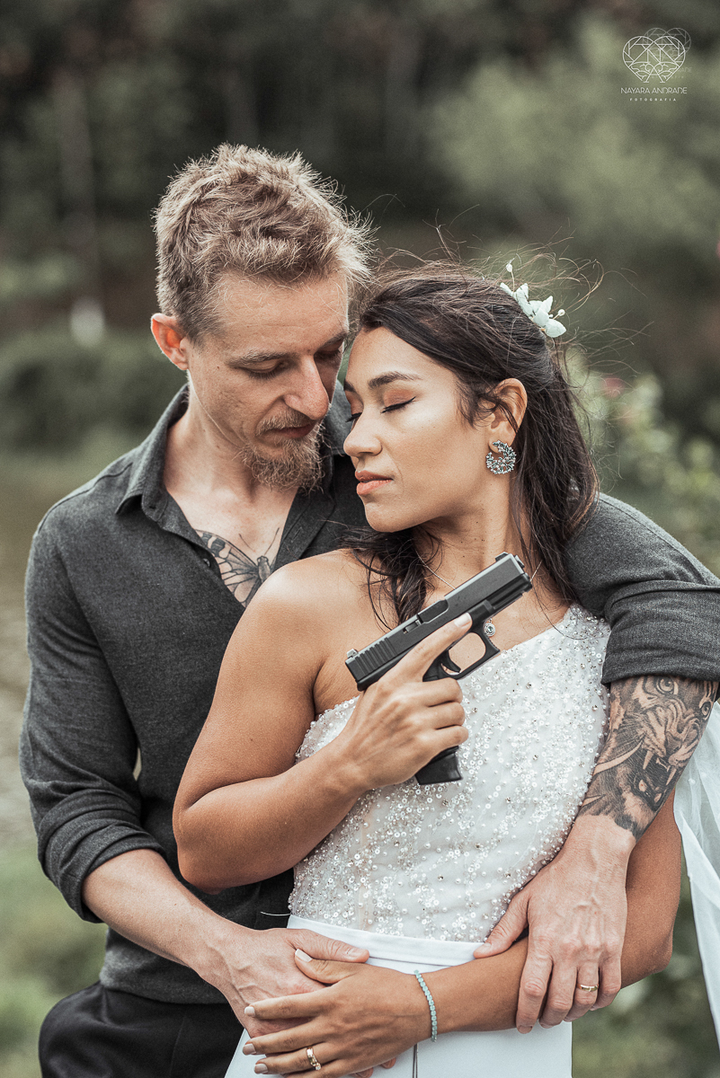 Casamento civil seguido de ensaio de casal com roupa de noivos no campo  elopment wedding nova retratos artisticos feitos pela fotografa premiada Nayara Andrade em Sao Paulo Santos noiva de vestido branco e veu fotos estilo rustico moda